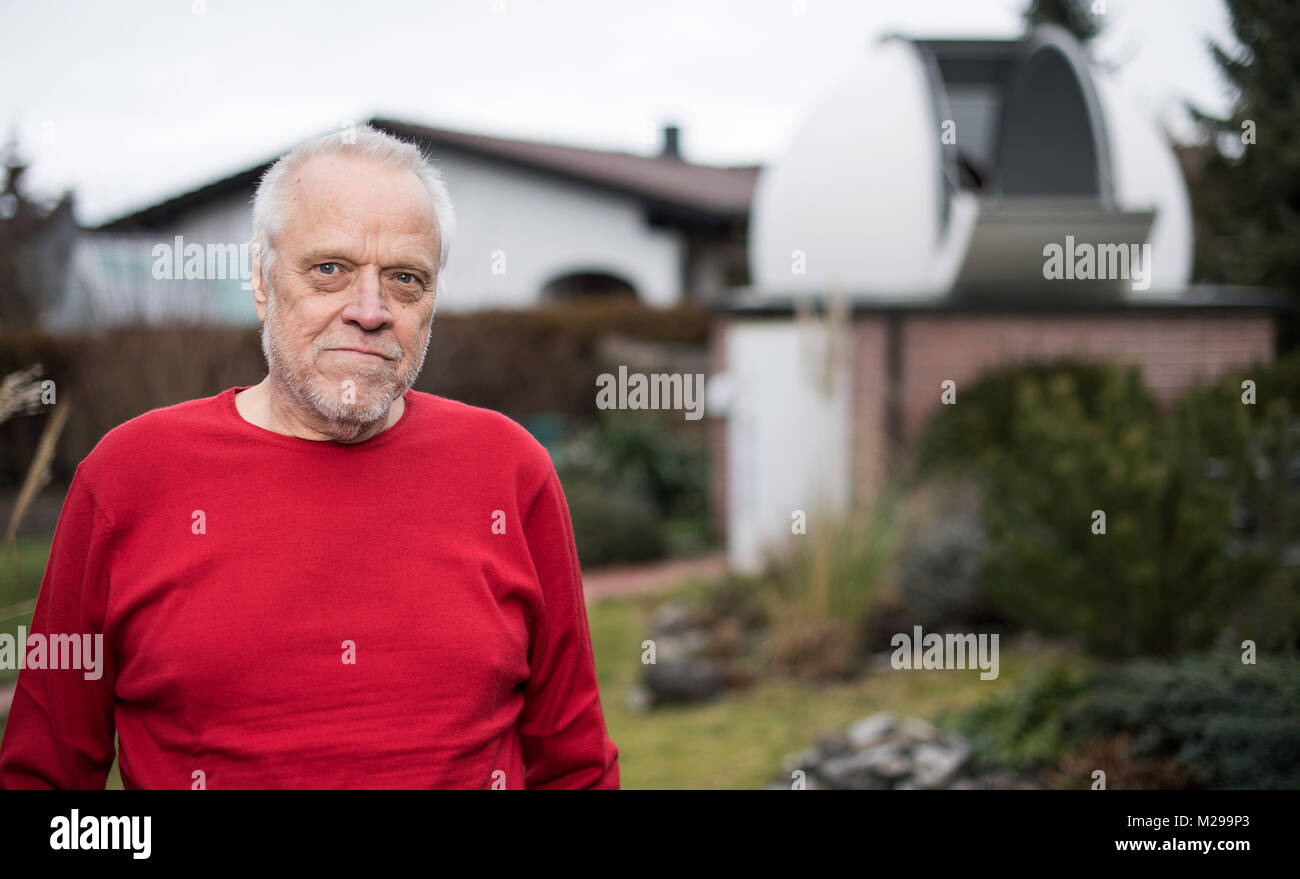 Wildberg, Germania. 23 gen 2018. Un osservatorio privato sorge il giardino del laico astronomo Rolf Apitzsch in Wildberg, Germania, 23 gennaio 2018. Venti anni fa, l'appassionato di astronomia ha investito nel suo osservatorio, per il prezzo di un mid-range auto. Da allora ha scoperto 505 asteroidi, 72 dei quali sono registrati con l'Unione Astronomica Internazionale (IAU) e 20 del quale egli ha chiamato. Credito: Larissa Schwedes/dpa/Alamy Live News Foto Stock