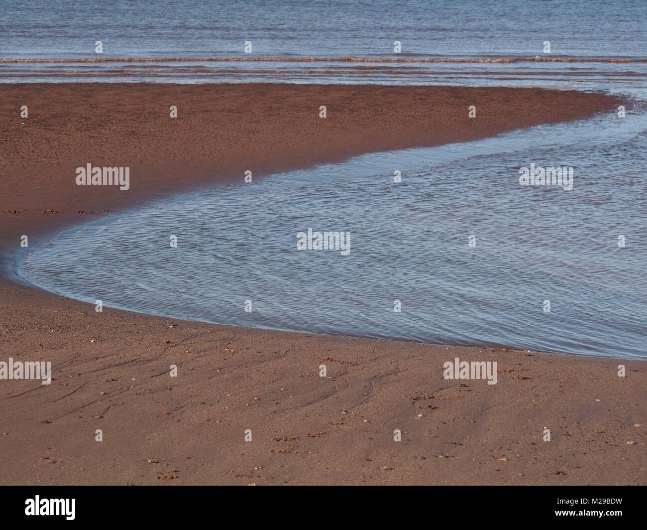 Zona bassa della spiaggia, essere sommersi dalla marea, Allonby, Cumbria, Regno Unito Foto Stock