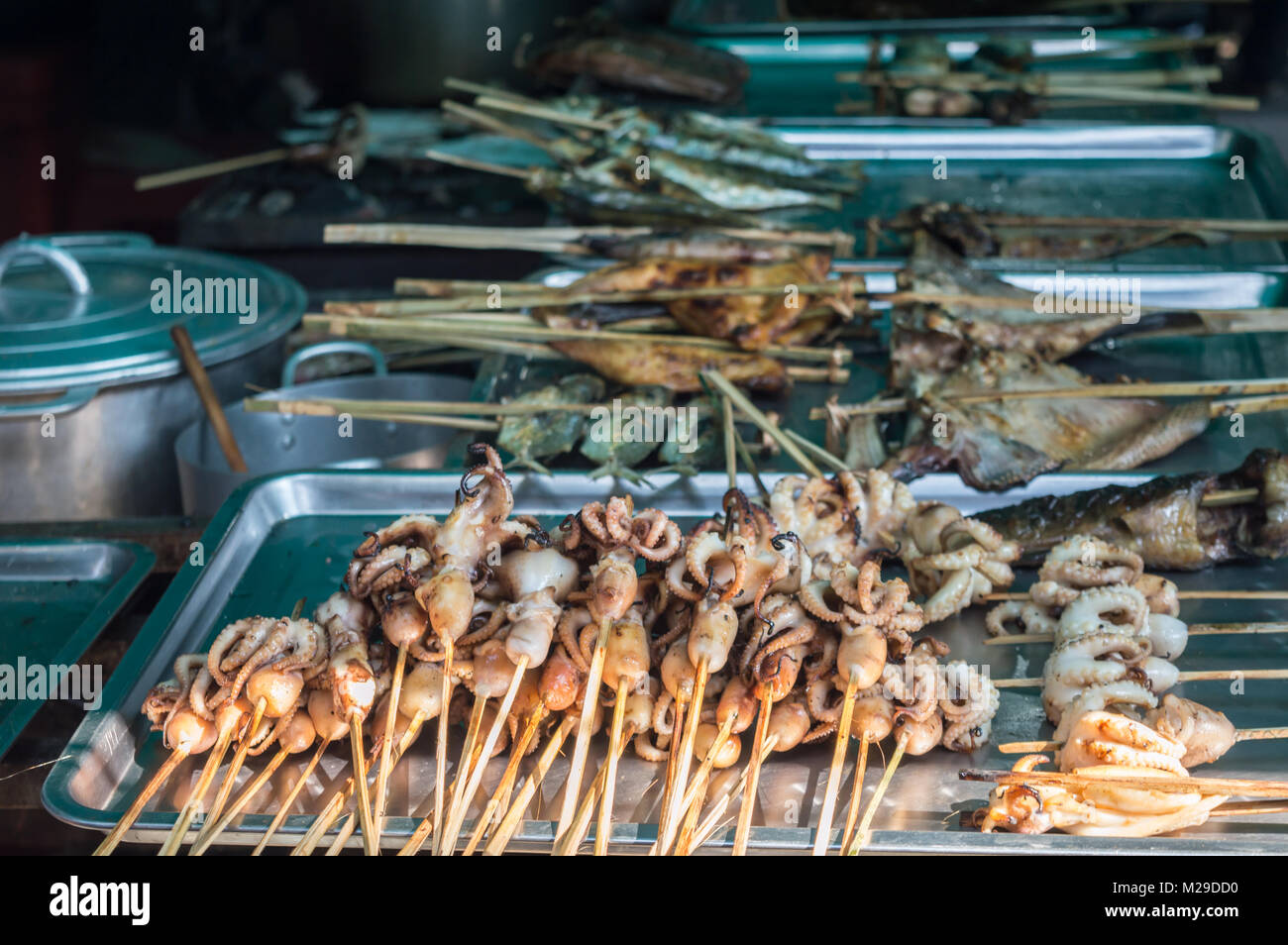 Calamari alla griglia gli spiedini in un mercato, Siem Rep, Cambogia Foto Stock
