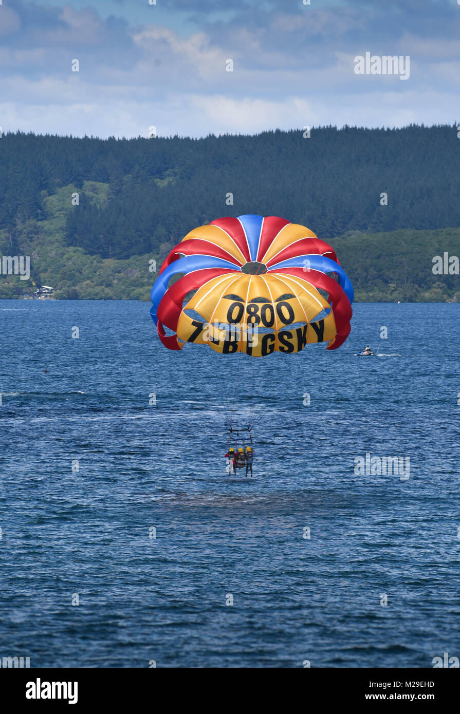 Parapendio sul lago Taupo, Nuova Zelanda Foto Stock
