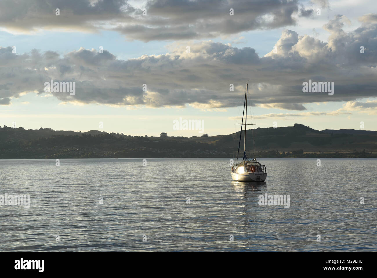 Ormeggiato sul Lago Taupo, Nuova Zelanda Foto Stock