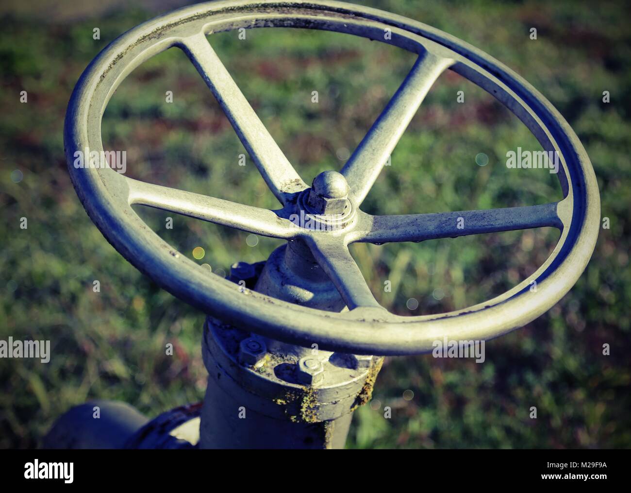 Dettaglio della valvola di intercettazione per la chiusura dello stabilimento industriale con stile vintage effetto Foto Stock