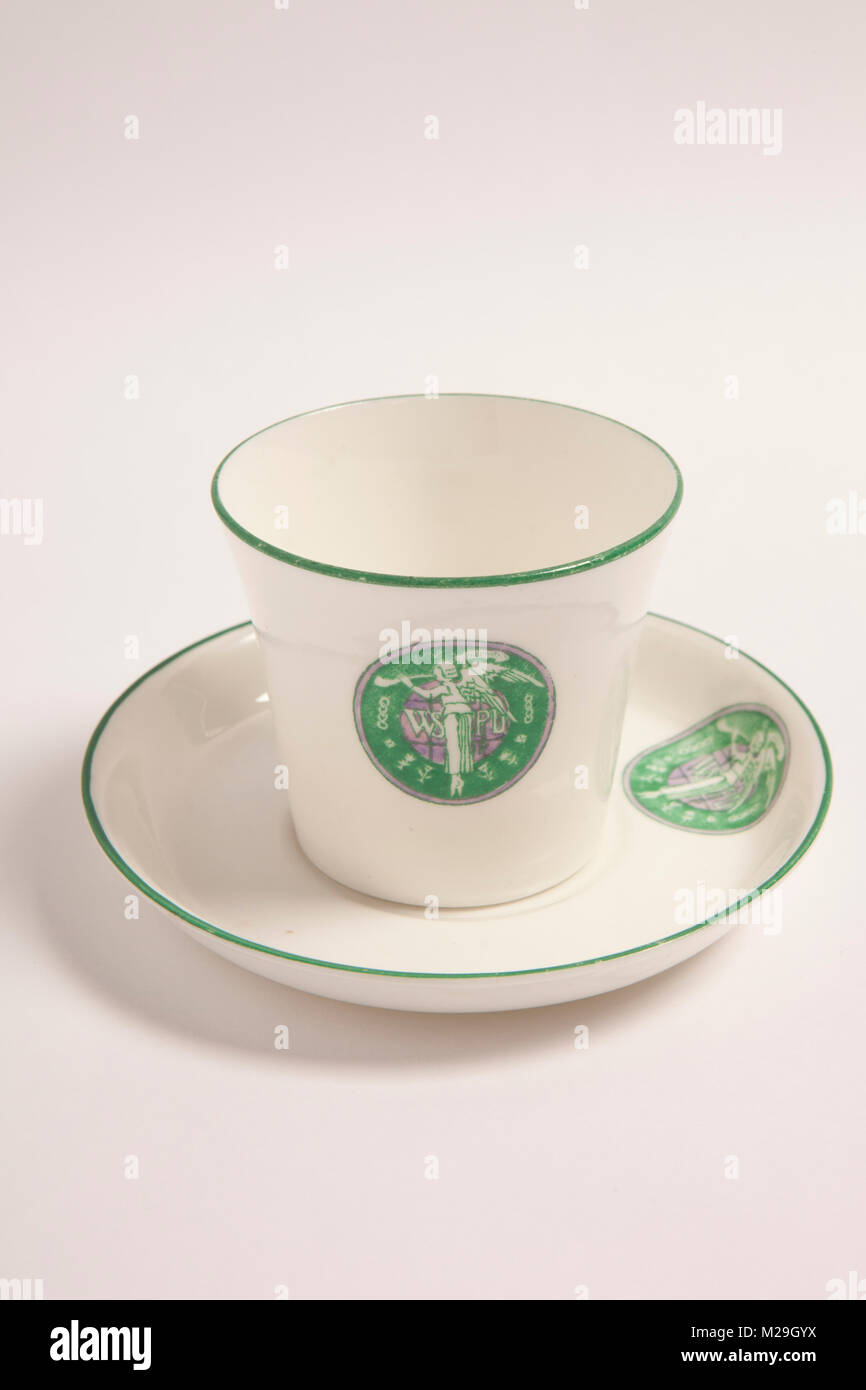 La porcellana Suffragette tazza da caffè con piattino con il WSPU roundel, progettato da Sylvia Pankhurst. Foto Stock