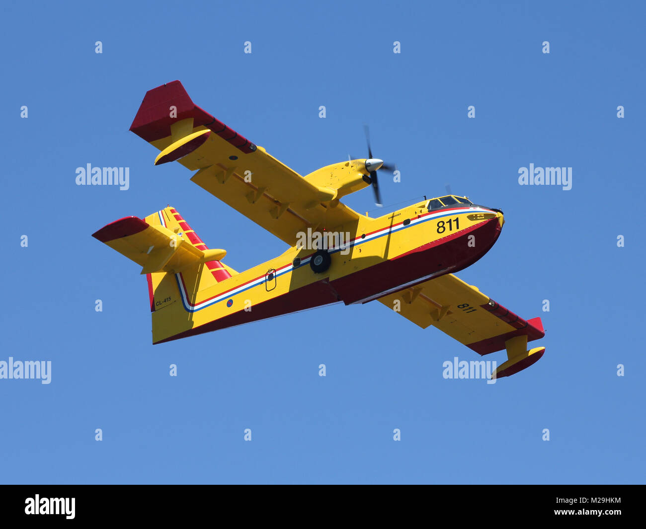 SIBENIK, Croazia - 25 giugno: Bombardier CL-415 bombardieri ad acqua di aeromobile su Giugno 25, 2011 vicino a Sibenik, Croazia. CL-415 e simili bombardieri di acqua sono utilizzati Foto Stock