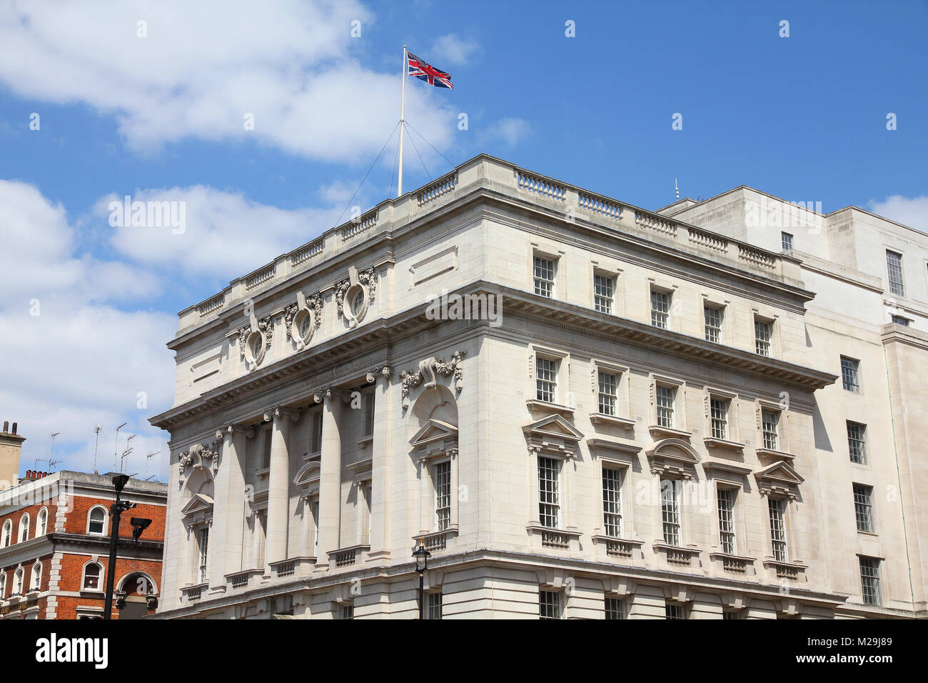 London, Regno Unito - edificio governativo a Whitehall. Bandiera britannica. Foto Stock