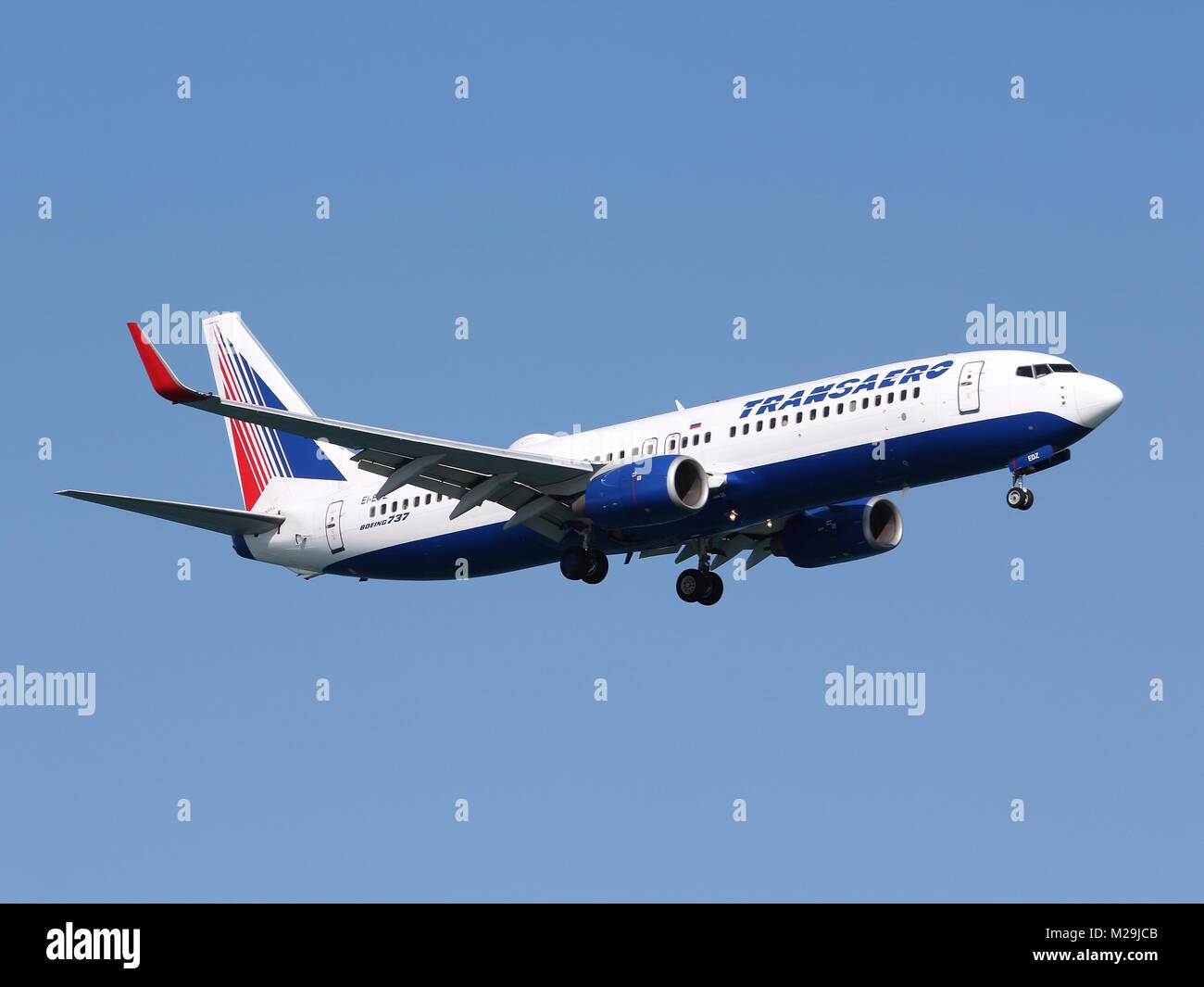 LARNACA, Cipro - 17 Maggio 2014: Transaero Boeing 737 terre nell'Aeroporto Internazionale di Larnaca. Transaero esiste dal 1990 e portato a 12,5 milioni di pers Foto Stock