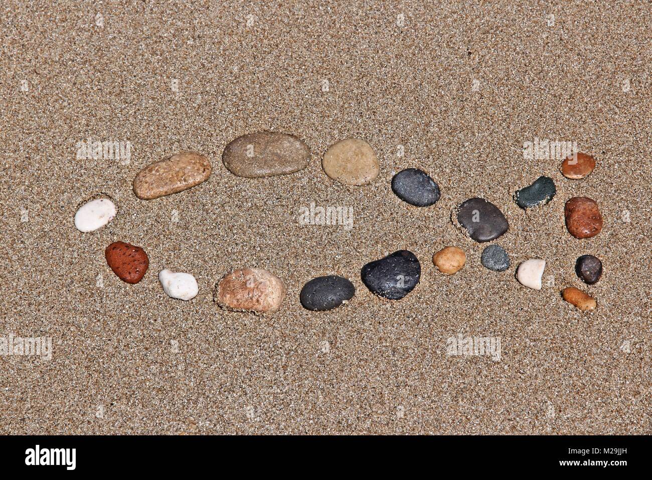 Il simbolo del cristianesimo - forma religiosa fatta di ciottoli. Il cattolicesimo pesce - ichthus. Foto Stock