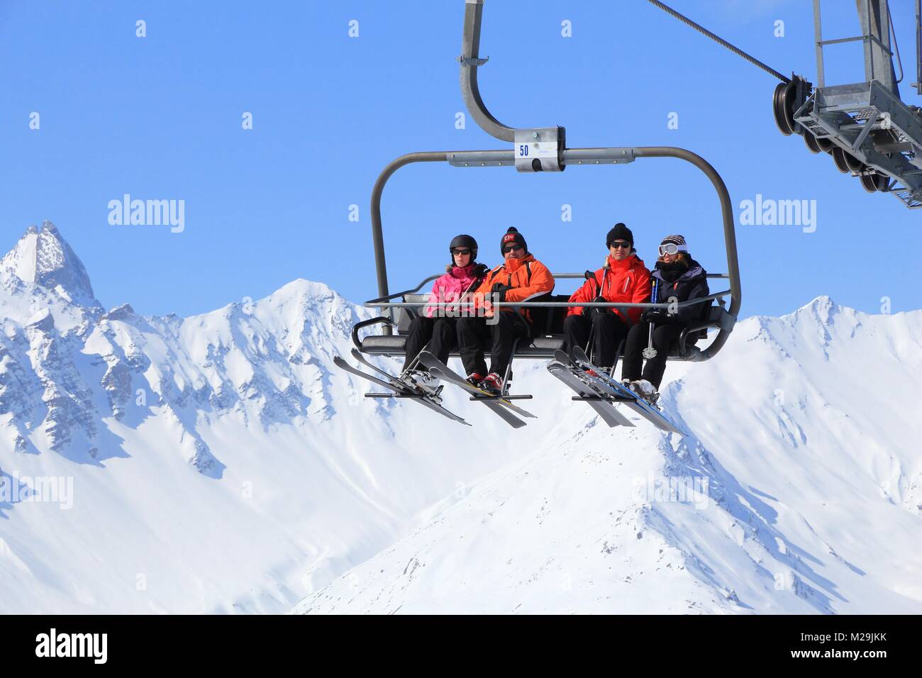 VALLOIRE, Francia - 23 Marzo 2015: gli sciatori andare fino il sollevamento nella stazione Galibier-Thabor in Francia. La stazione si trova a Valmeinier e Valloire e h Foto Stock