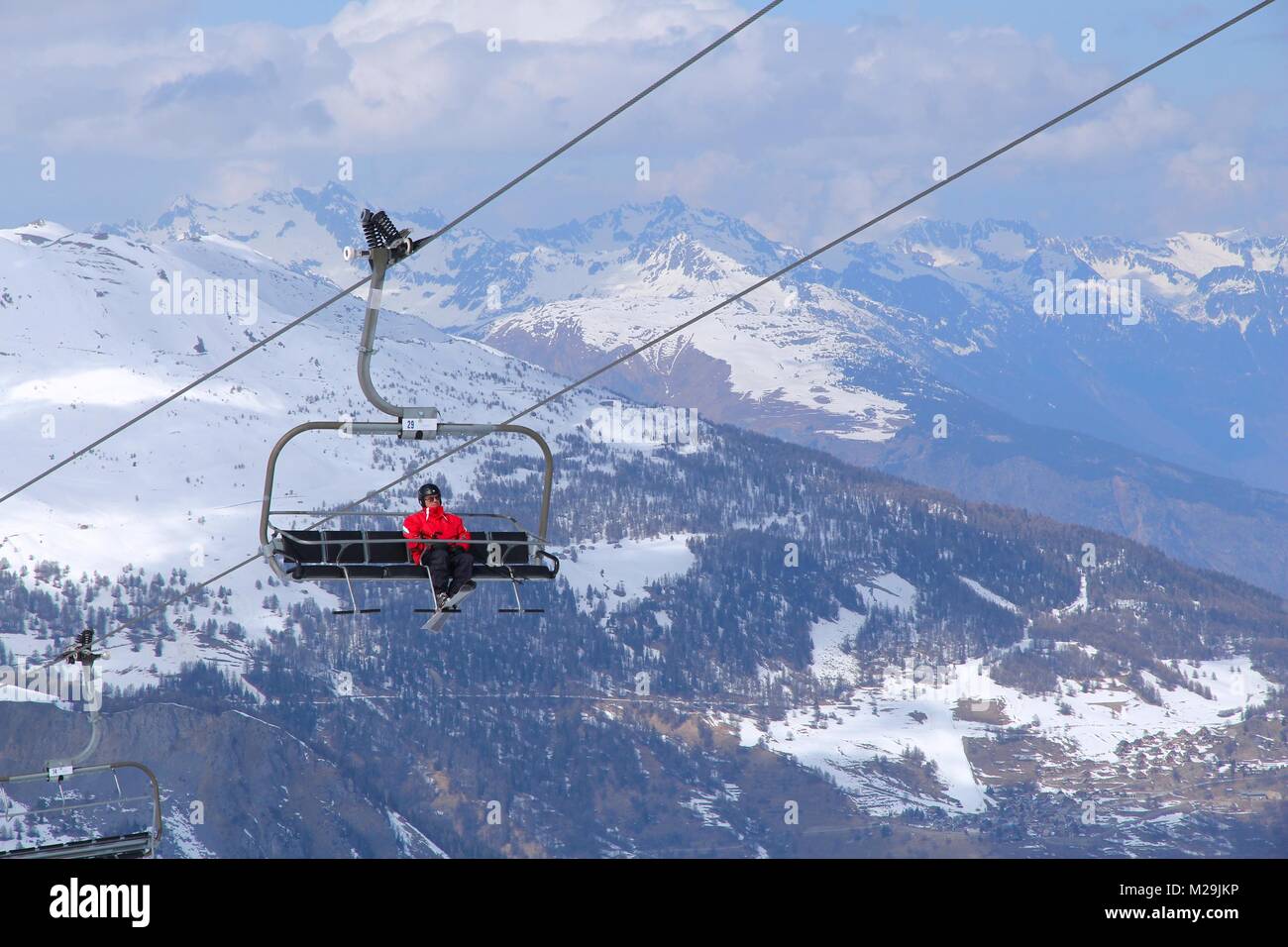 VALMEINIER, Francia - 24 Marzo 2015: sciatore va fino il sollevamento nella stazione Galibier-Thabor in Francia. La stazione si trova a Valmeinier Valloire e un Foto Stock