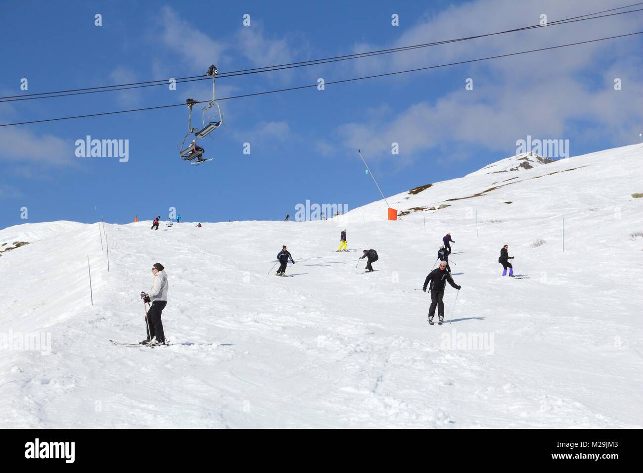 VALLOIRE, Francia - 23 Marzo 2015: gli sciatori di godere la neve in stazione Galibier-Thabor in Francia. La stazione si trova a Valmeinier e Valloire e h Foto Stock