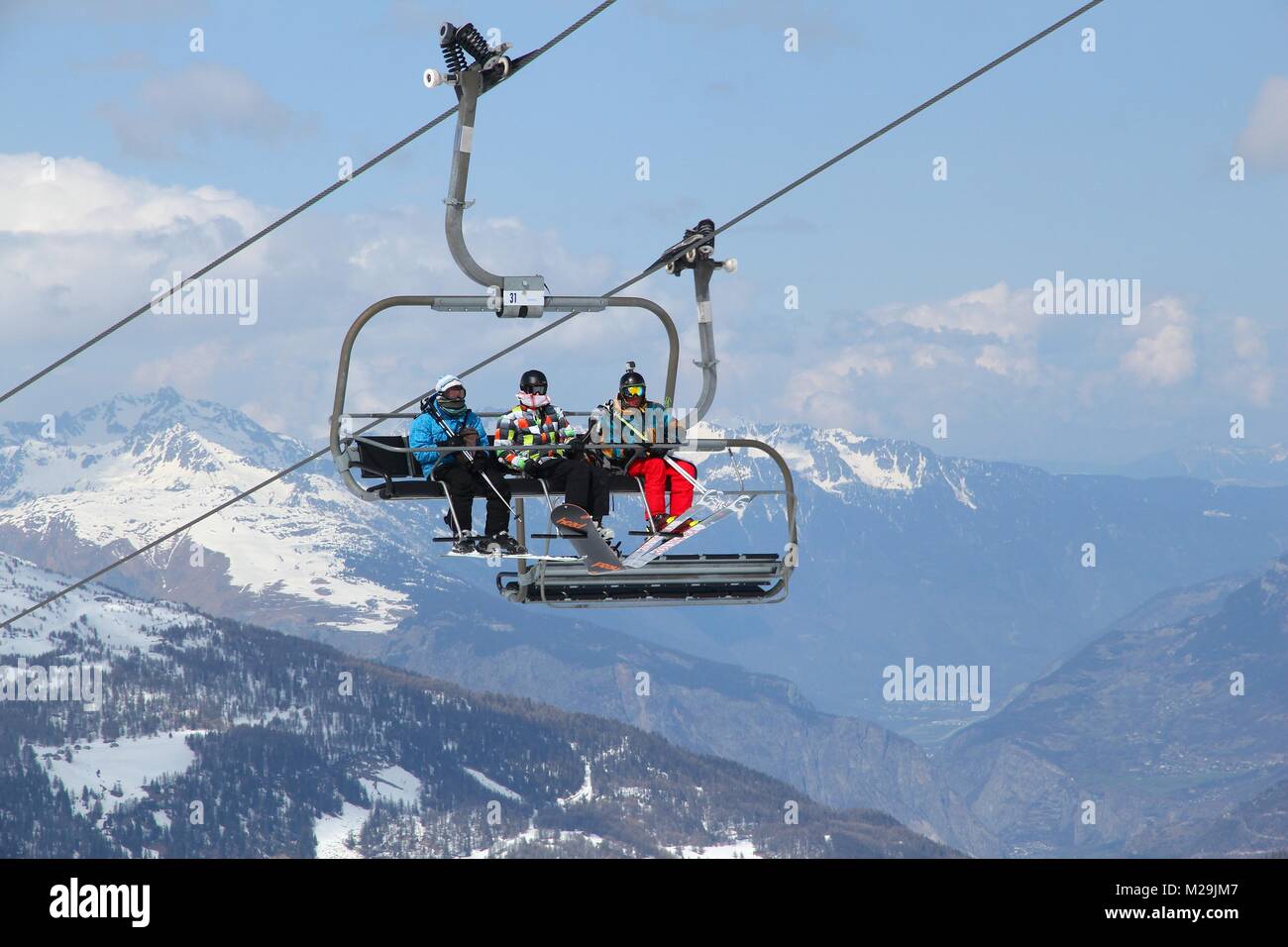 VALLOIRE, Francia - 24 Marzo 2015: gli sciatori andare fino il sollevamento nella stazione Galibier-Thabor in Francia. La stazione si trova a Valmeinier e Valloire e h Foto Stock