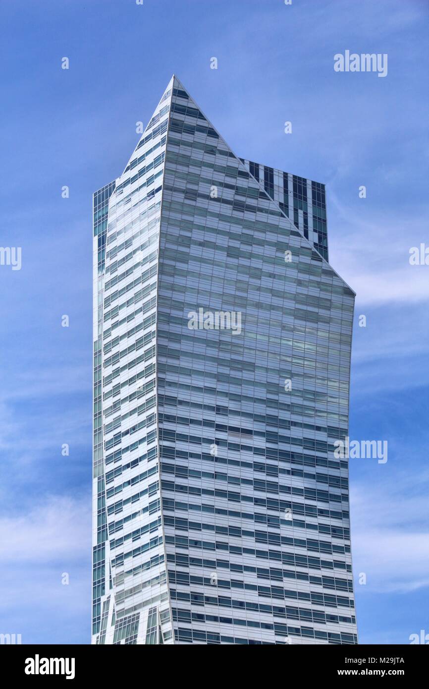 Varsavia, Polonia - 19 giugno 2016: Zlota 44 grattacielo a Varsavia in Polonia. La 192m alto grattacielo è stato progettato da Daniel Libeskind. Foto Stock