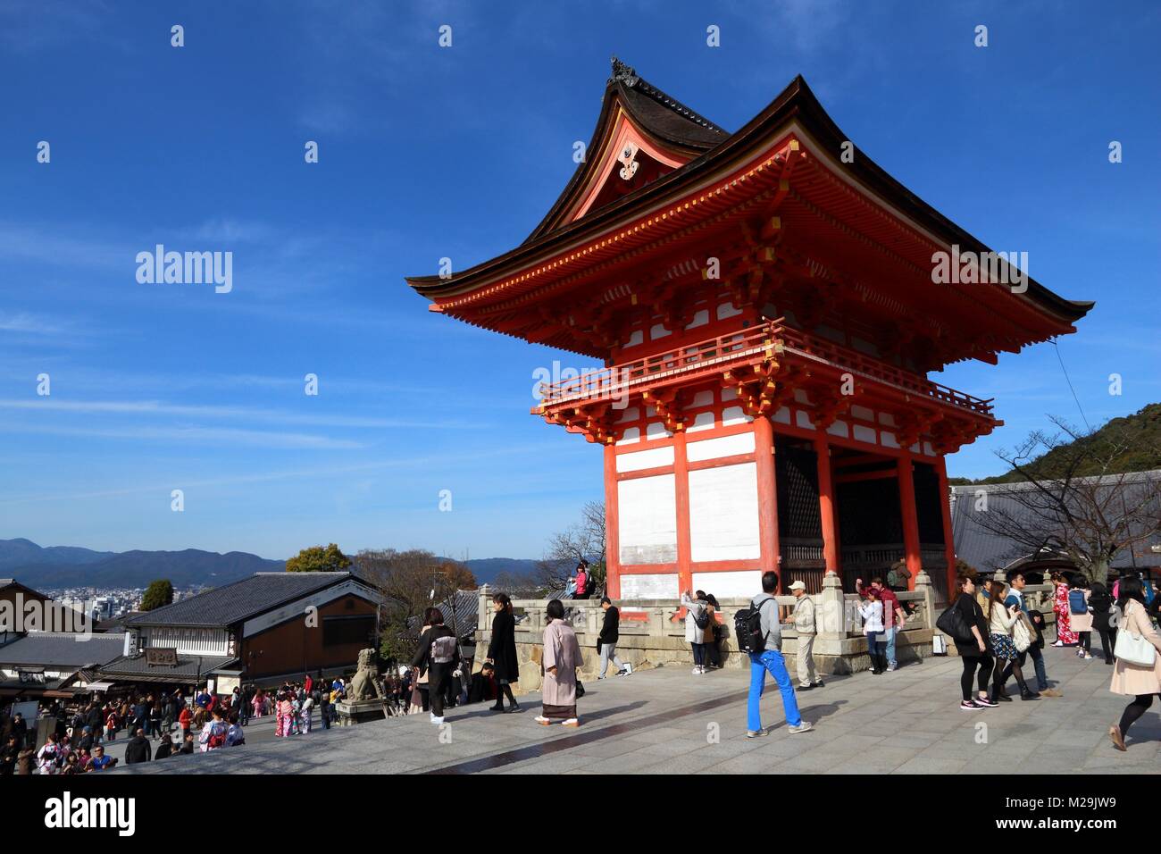 KYOTO, Giappone - 26 novembre 2016: la gente visita Kiyomizu-dera tempio di Kyoto, Giappone. Kyoto ha 17 i siti del Patrimonio Mondiale dell'UNESCO. Foto Stock