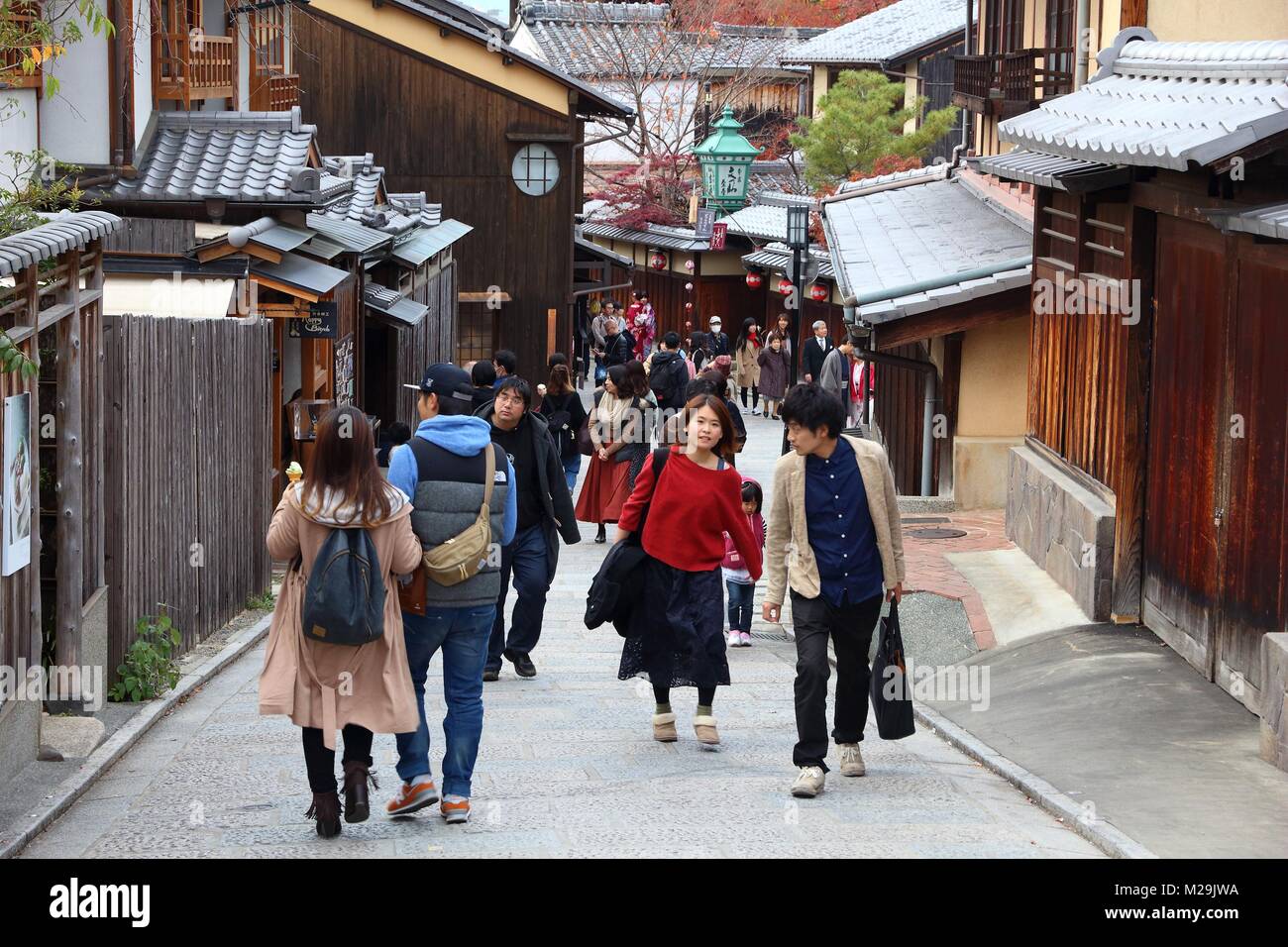 KYOTO, Giappone - 26 novembre 2016: la gente visita Higashiyama città vecchia a Kyoto, in Giappone. Kyoto ha 17 i siti del Patrimonio Mondiale dell'UNESCO. Foto Stock