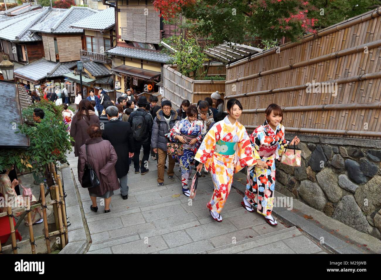 KYOTO, Giappone - 26 novembre 2016: la gente visita Higashiyama città vecchia a Kyoto, in Giappone. Kyoto ha 17 i siti del Patrimonio Mondiale dell'UNESCO. Foto Stock