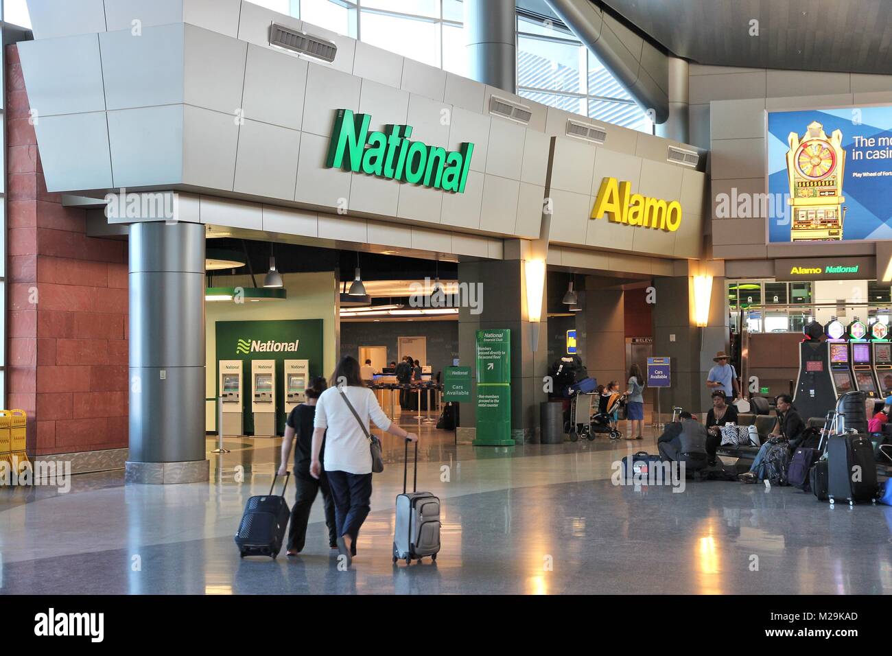 LAS VEGAS, Stati Uniti d'America - 13 Aprile 2014: Alamo e National Car Rental Ufficio aeroporto di Las Vegas. Entrambi i marchi sono di proprietà di Enterprise Holdings, società empl Foto Stock