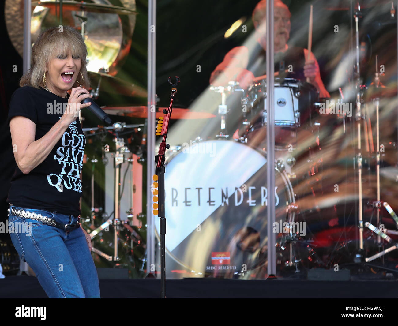 Chrissie Hynde e i pretendenti eseguire sul palco principale al Cornbury Music Festival 2017 - [Credit: Andy Trevaskis Foto Stock