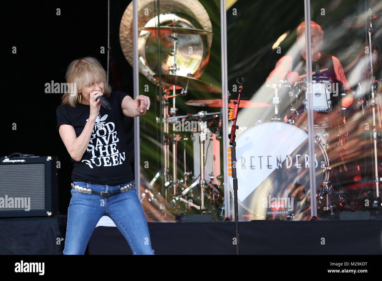 Chrissie Hynde e i pretendenti eseguire sul palco principale al Cornbury Music Festival 2017 - [Credit: Andy Trevaskis Foto Stock