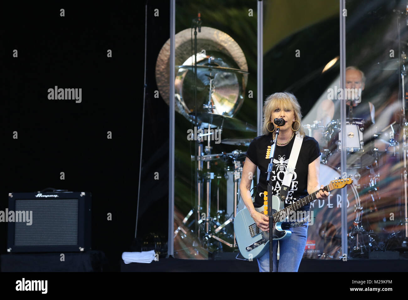 Chrissie Hynde e i pretendenti eseguire sul palco principale al Cornbury Music Festival 2017 - [Credit: Andy Trevaskis Foto Stock