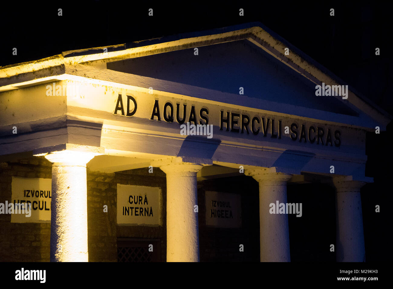 Baile Herculane, Romania - 30.12.2017: La Hercules acqua minerale sorgente vicino al Hotel Romano Foto Stock