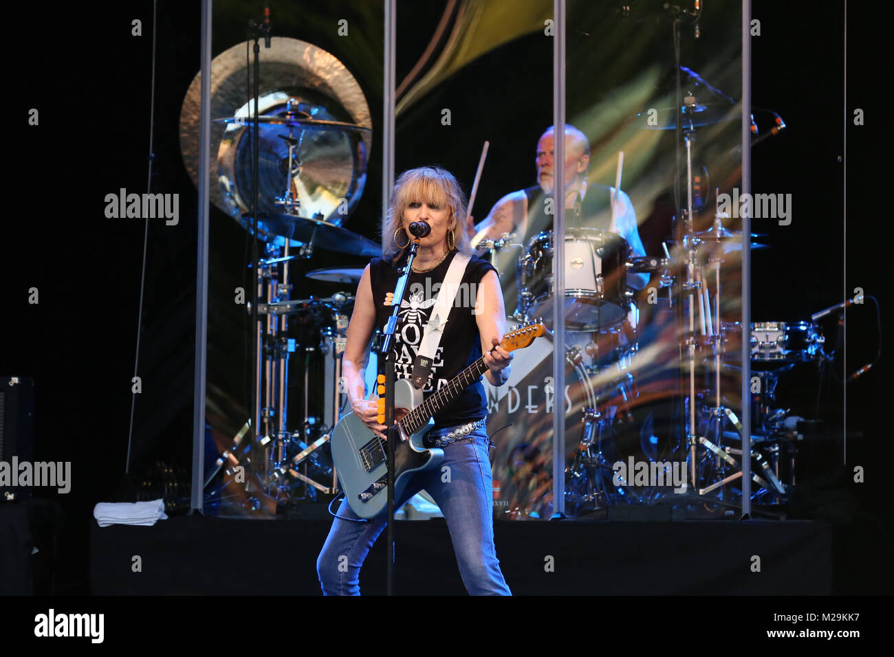 Chrissie Hynde e i pretendenti eseguire sul palco principale al Cornbury Music Festival 2017 - [Credit: Andy Trevaskis Foto Stock