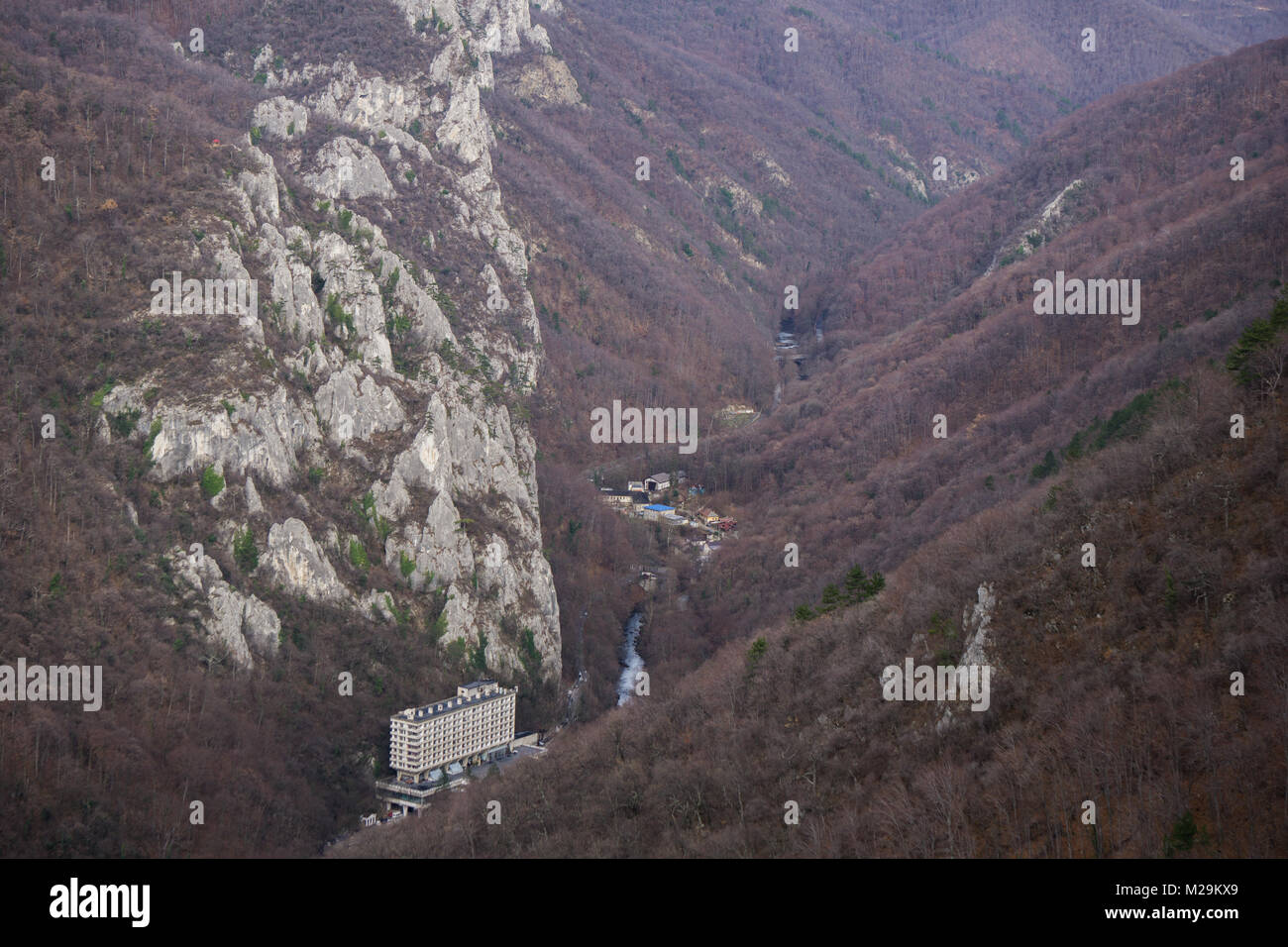 Baile Herculane, Romania - 01.01.2018: L'Hotel Romano e la Cerna River Valley vicino il minerale termale località di Herculane Terme Foto Stock