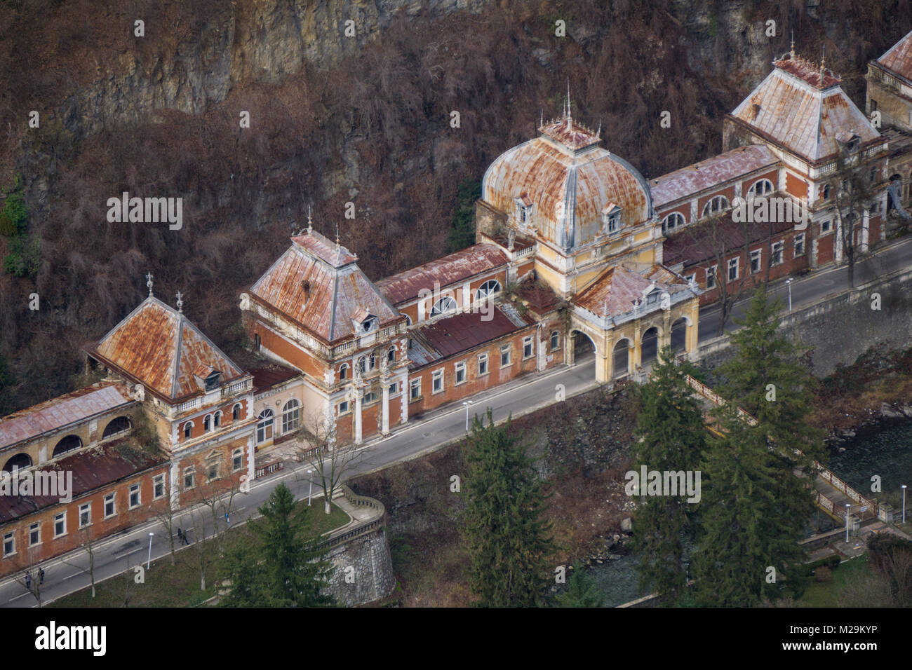 Una volta imponente edificio dell'Imperial Asburgo bagni nella località di Baile Herculane è ora lasciato decadere e collasso Foto Stock