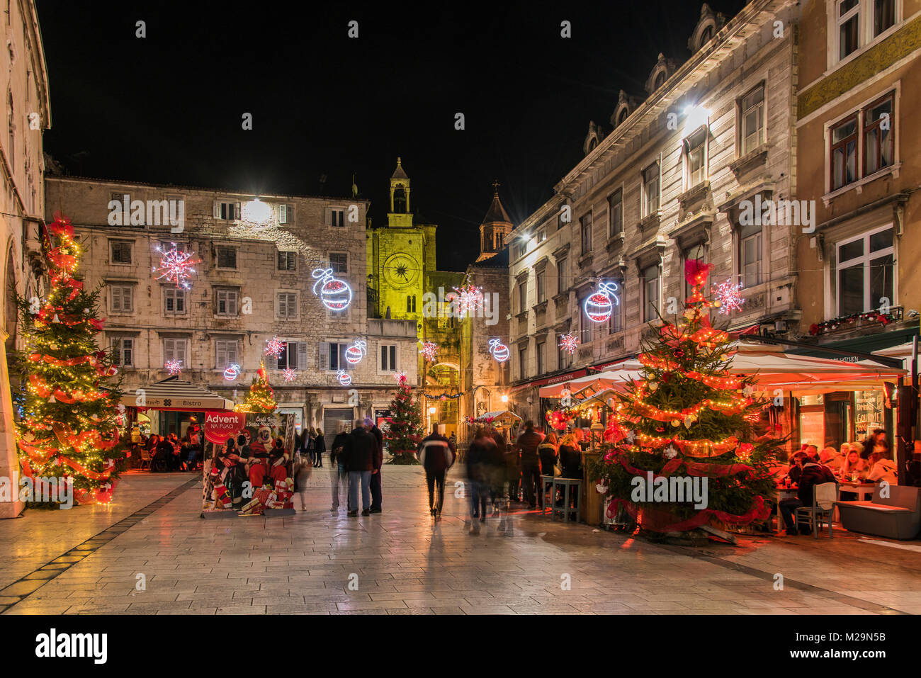 Luci e decorazioni natalizie in Narodni trg square, Split, Dalmazia, Croazia Foto Stock