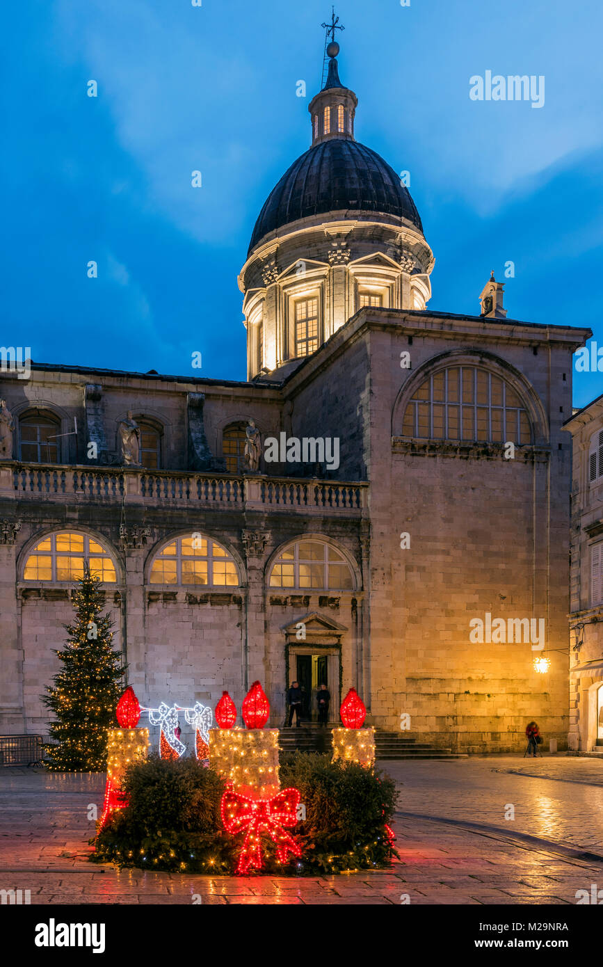 Cattedrale dell Assunzione della Vergine Maria adornata con luci di Natale e albero di Natale, Dubrovnik, Croazia Foto Stock