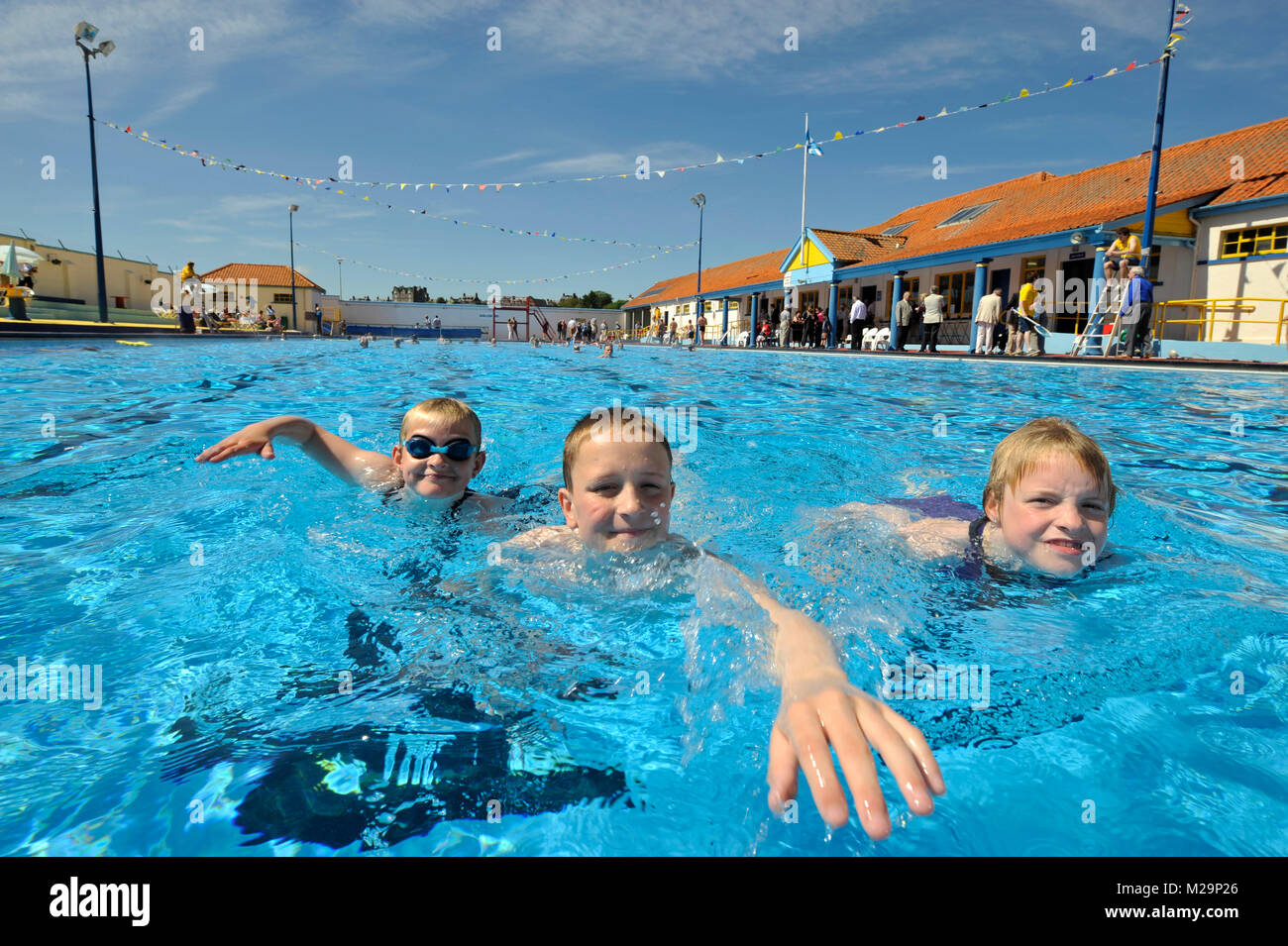 Stonehaven Piscina all'aperto, Aberdeenshire, Scozia. Nuotatori godendo la loro immersione nella dimensione Olimpica piscina di acqua salata. La piscina è stata aperta nel 1934. Foto Stock