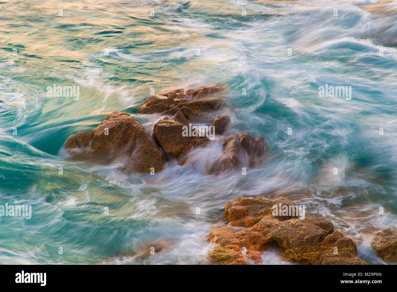 Catturate il moto delle onde del mare che si infrangono sulle rocce vicino la spiaggia di Playa del Orzán, La Coruña (Spagna) Foto Stock
