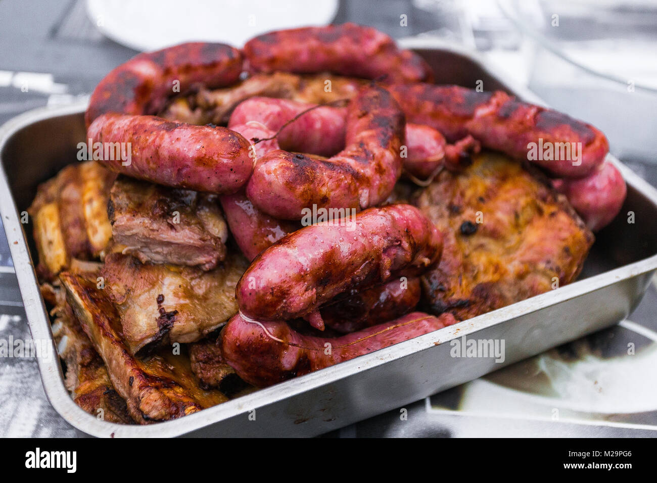 Churrasco de cerdo (chargrilled carni suine), un delizioso modo di iniziare la giornata durante il periodo estivo in Galizia, Spagna Foto Stock