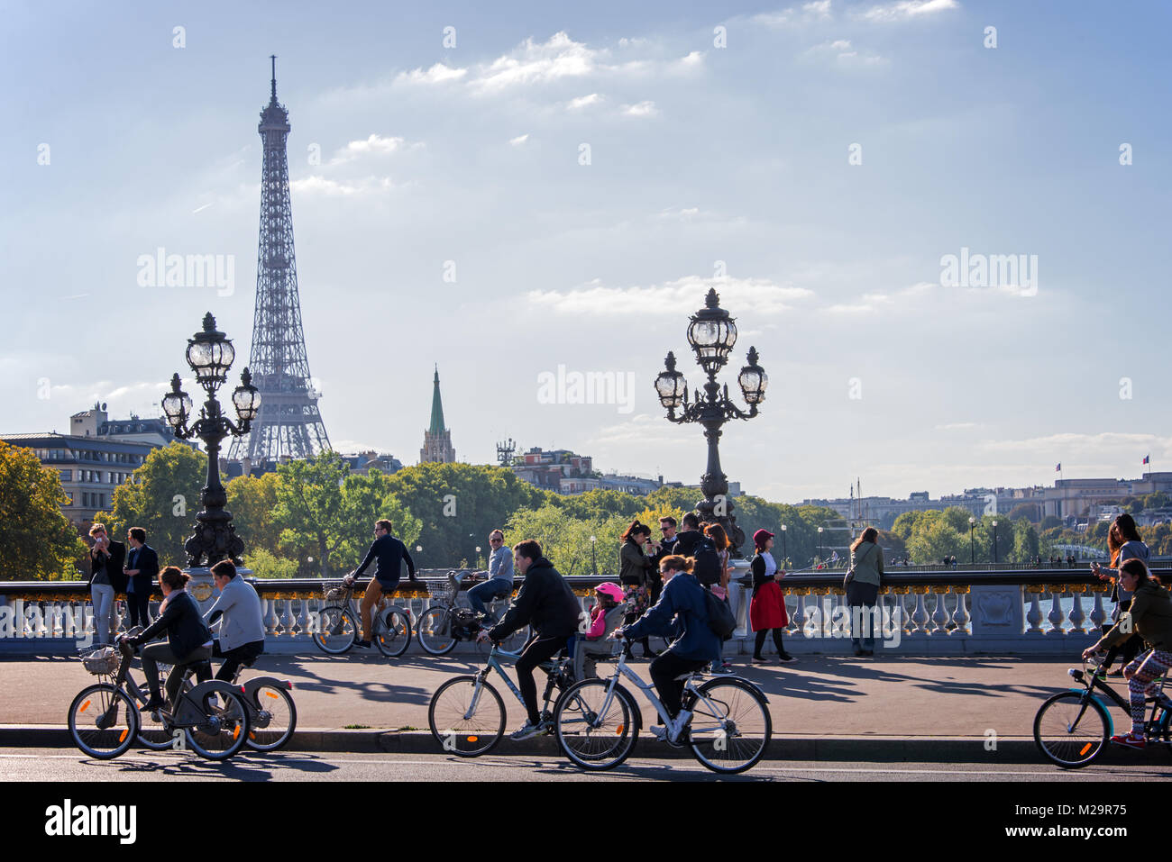 Persone su biciclette e pedoni godendo una giornata senza automobili sul ponte Alexandre III a Parigi, Francia Foto Stock