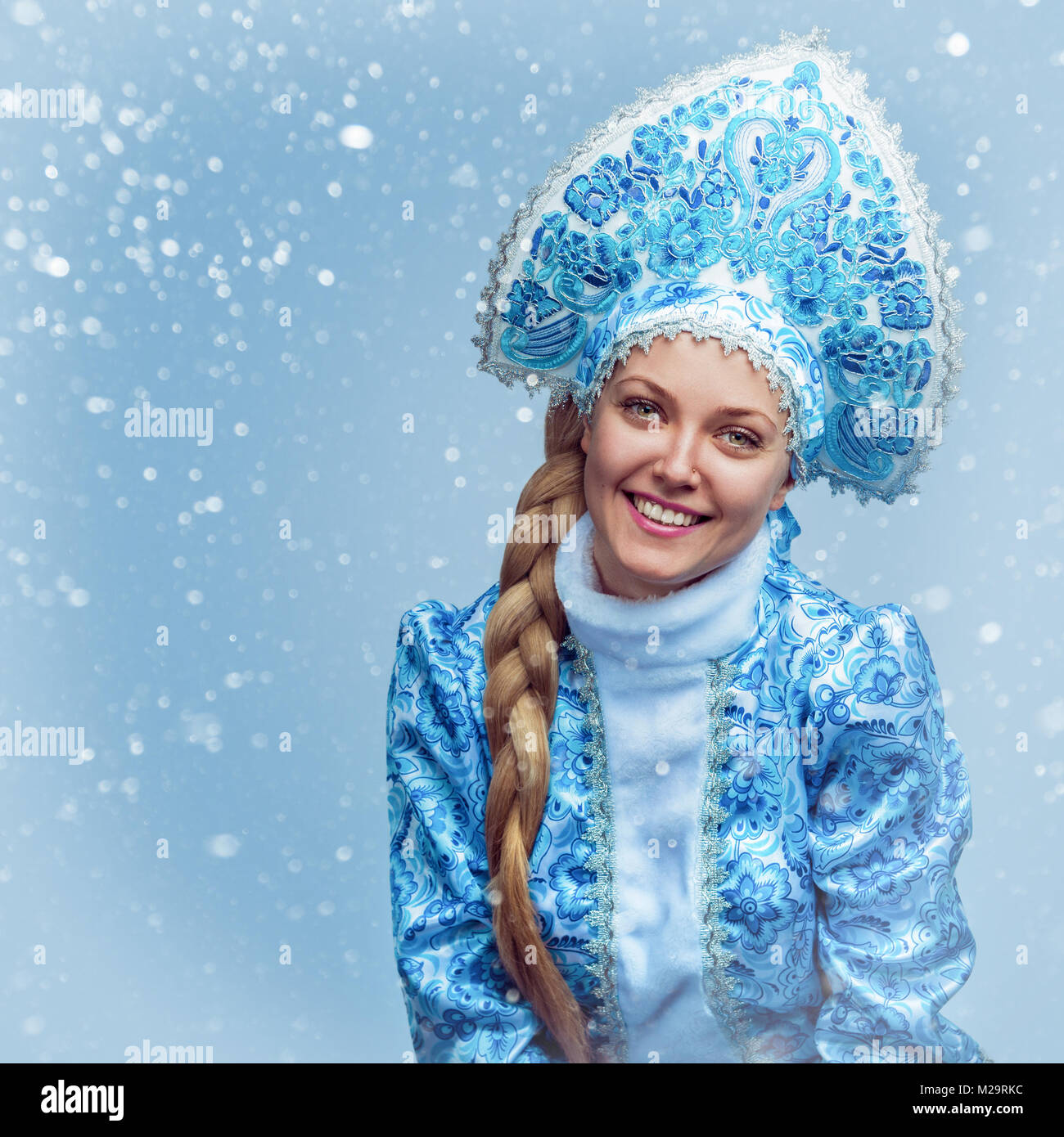 Snow Maiden. Inverno ritratto di una giovane e bella donna sorridente Foto Stock