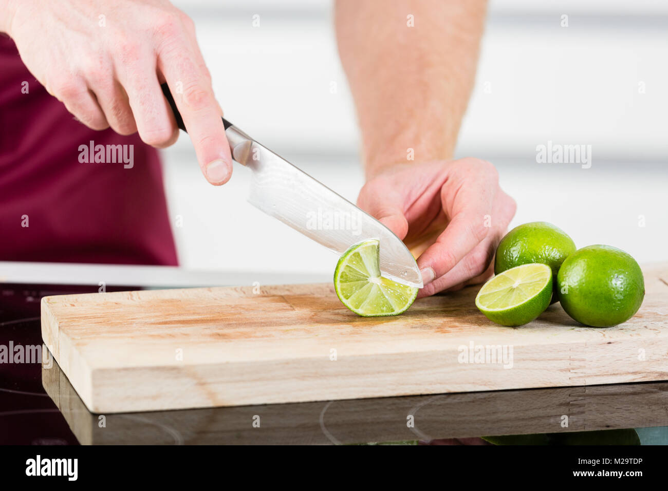 Uomo di frutti di taglio per la cottura Foto Stock