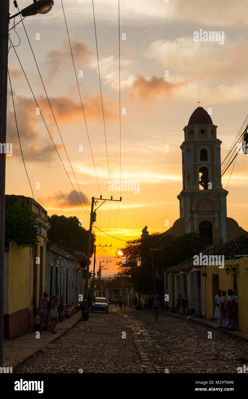 TRINIDAD, CUBA - Gennaio 25, 2017: strada cubano tramonto con oldtimer in Trinidad, Cuba. Trinidad è una delle principali destinazioni turistiche dell'isola Foto Stock