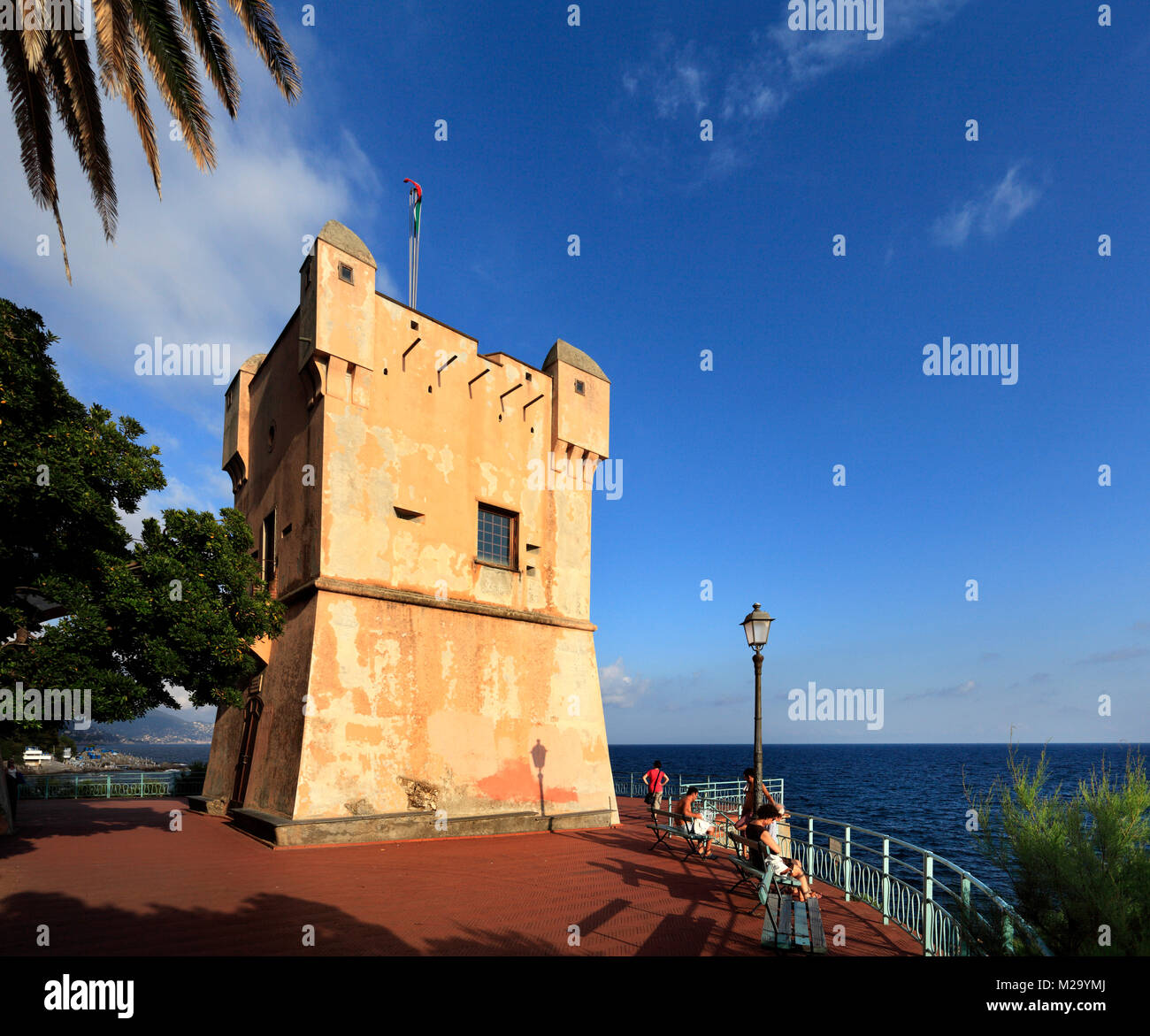 Genova, Liguria Shore / Italia - 2012/07/06: Nervi riva di Genova - Passeggiata Anita Garibaldi passaggio panoramico - La Torre di Gropallo Foto Stock