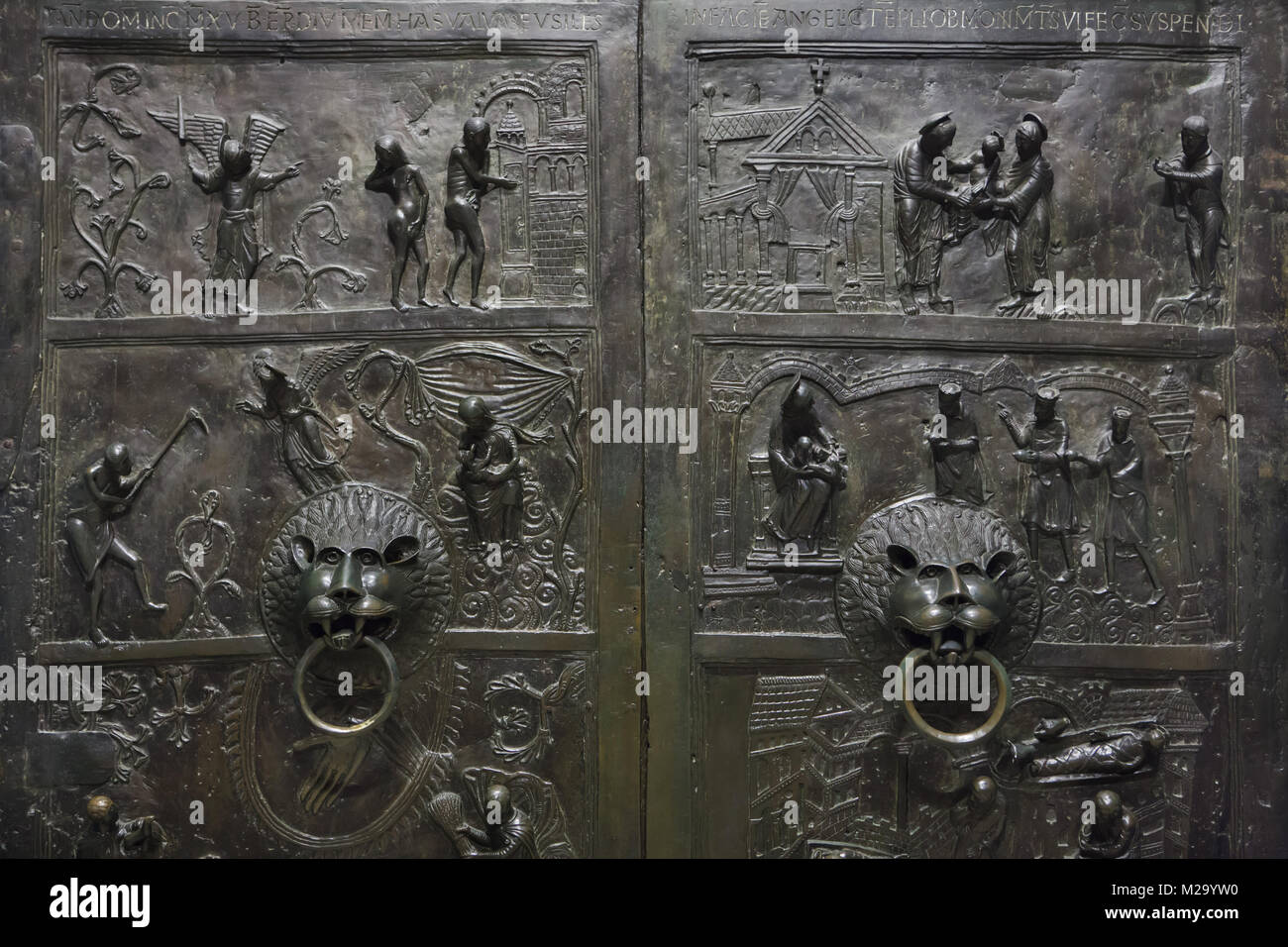 Romanico doorknockers in bronzo del Bernward porte (Bernwardstür) dal XI secolo nella cattedrale di Hildesheim (Hildesheimer Dom) a Hildesheim in Bassa Sassonia, Germania. Foto Stock