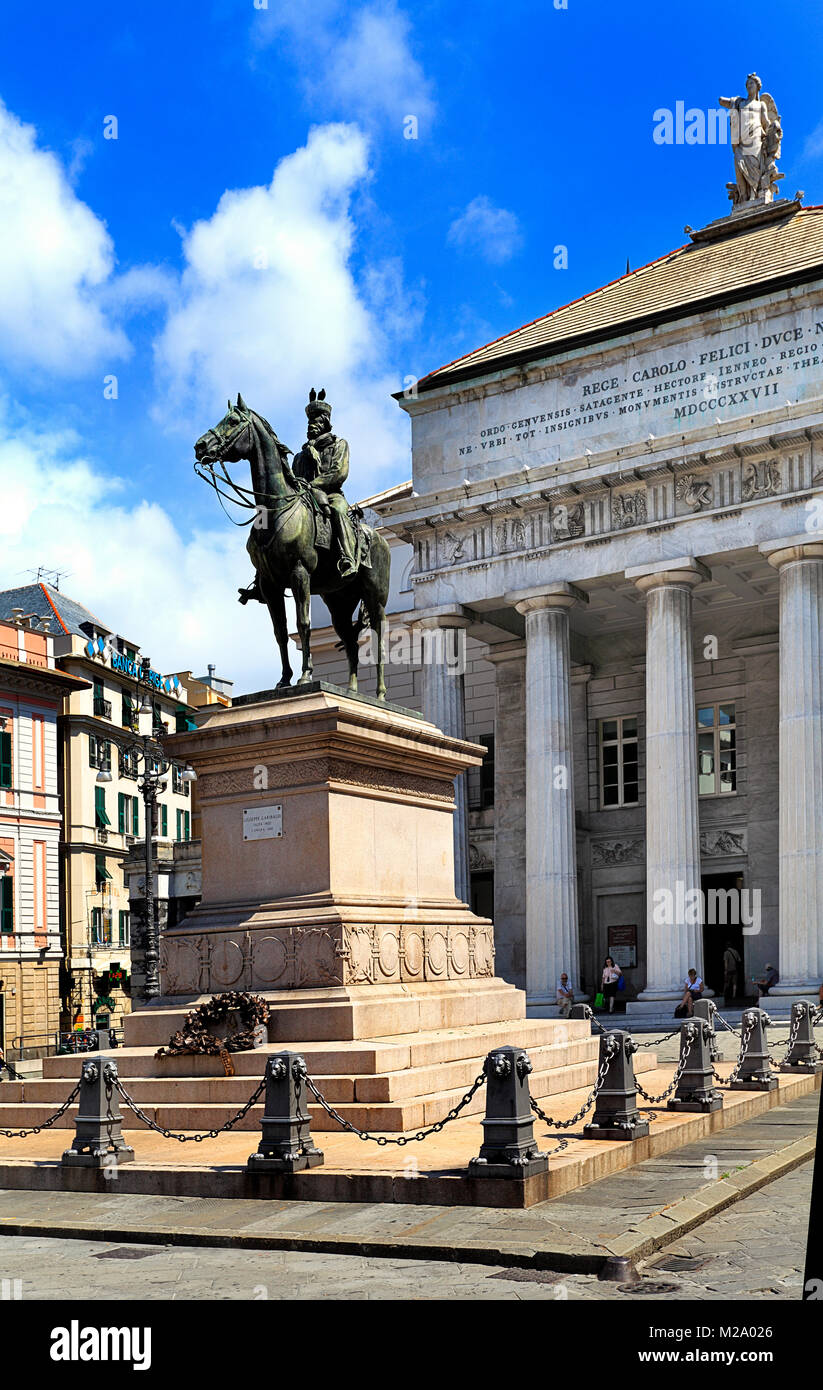 Genova, Liguria / Italia - 2012/07/06: Piazza de Ferrari - Giuseppe Garibaldi monument e teatro Teatro Carlo Felice Foto Stock