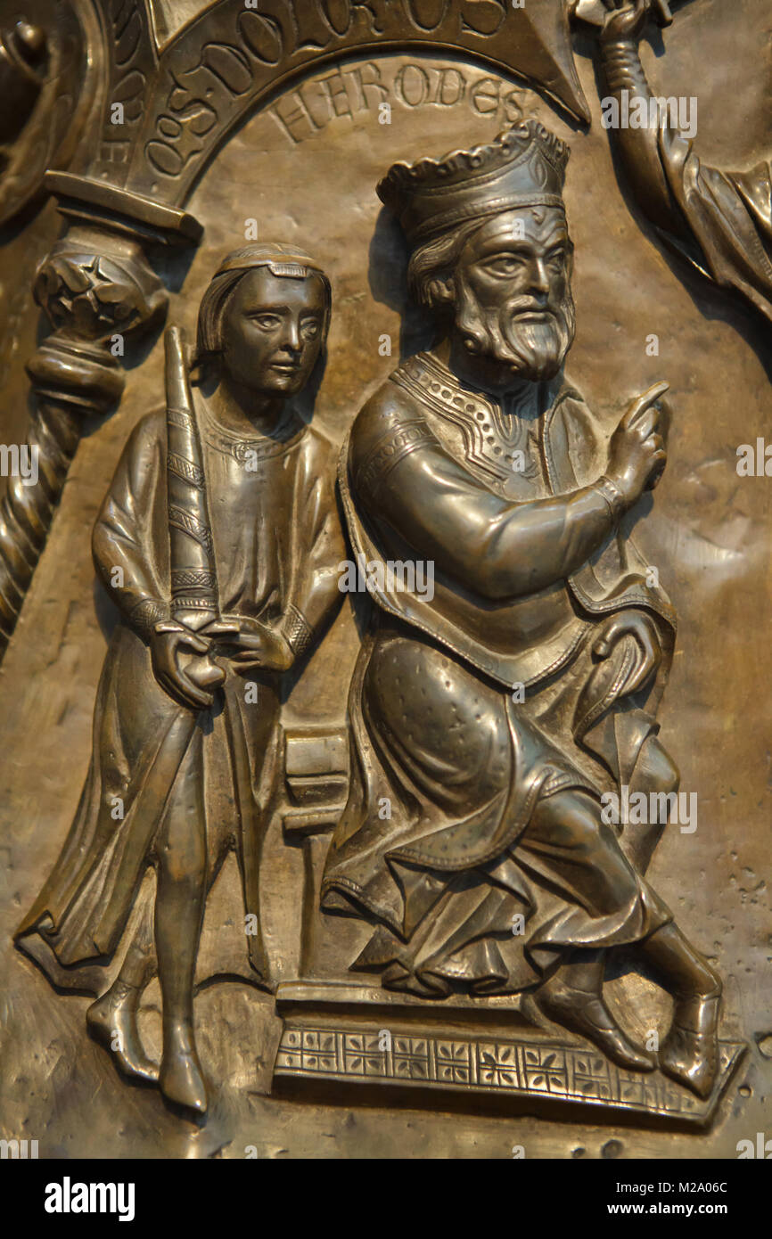 Il re Erode il Grande. Rilievo romanico sul coperchio del bronzo fonte battesimale (Bronzetaufe) dal XI secolo nella cattedrale di Hildesheim (Hildesheimer Dom) a Hildesheim in Bassa Sassonia, Germania. Foto Stock