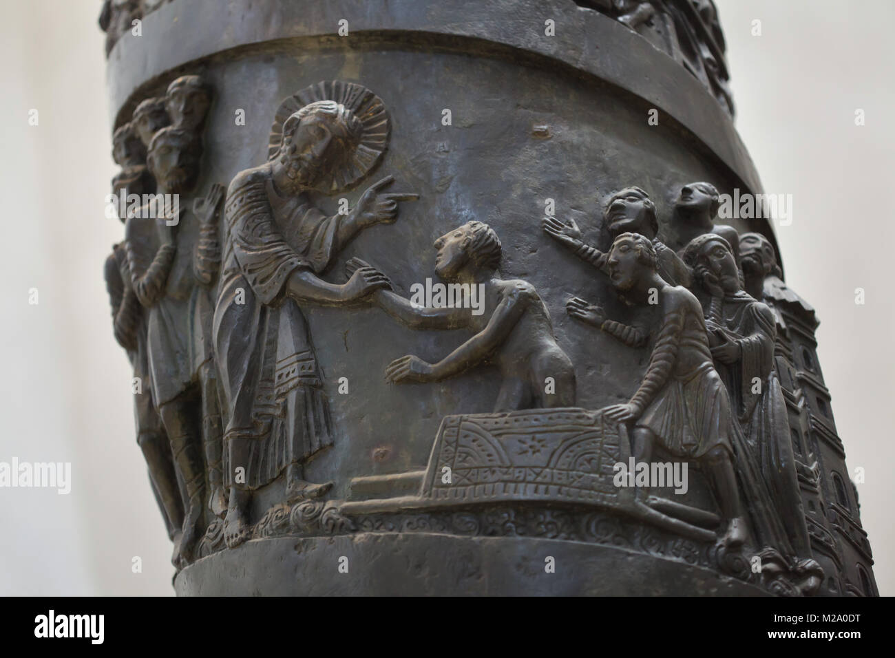 Il sollevamento del figlio della vedova di Nain. Bronzo romanica di rilievo sul Bernward colonna (Bernwardssäule), noto anche come il Cristo colonna (Christussäule) nella cattedrale di Hildesheim (Hildesheimer Dom) a Hildesheim in Bassa Sassonia, Germania. Foto Stock