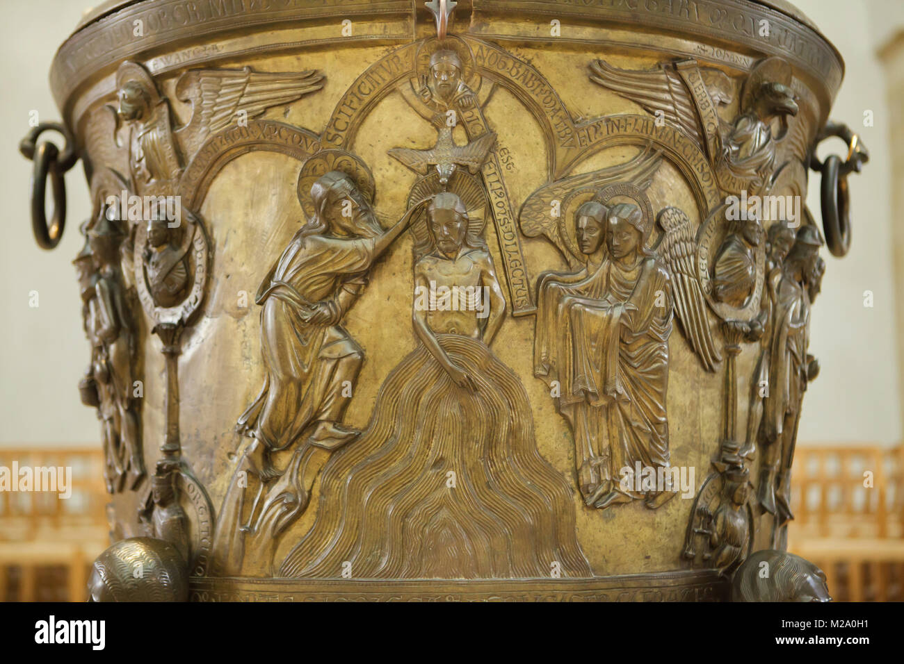 Il Battesimo di Gesù. Rilievo romanico sul bronzo fonte battesimale (Bronzetaufe) dal XI secolo nella cattedrale di Hildesheim (Hildesheimer Dom) a Hildesheim in Bassa Sassonia, Germania. Foto Stock