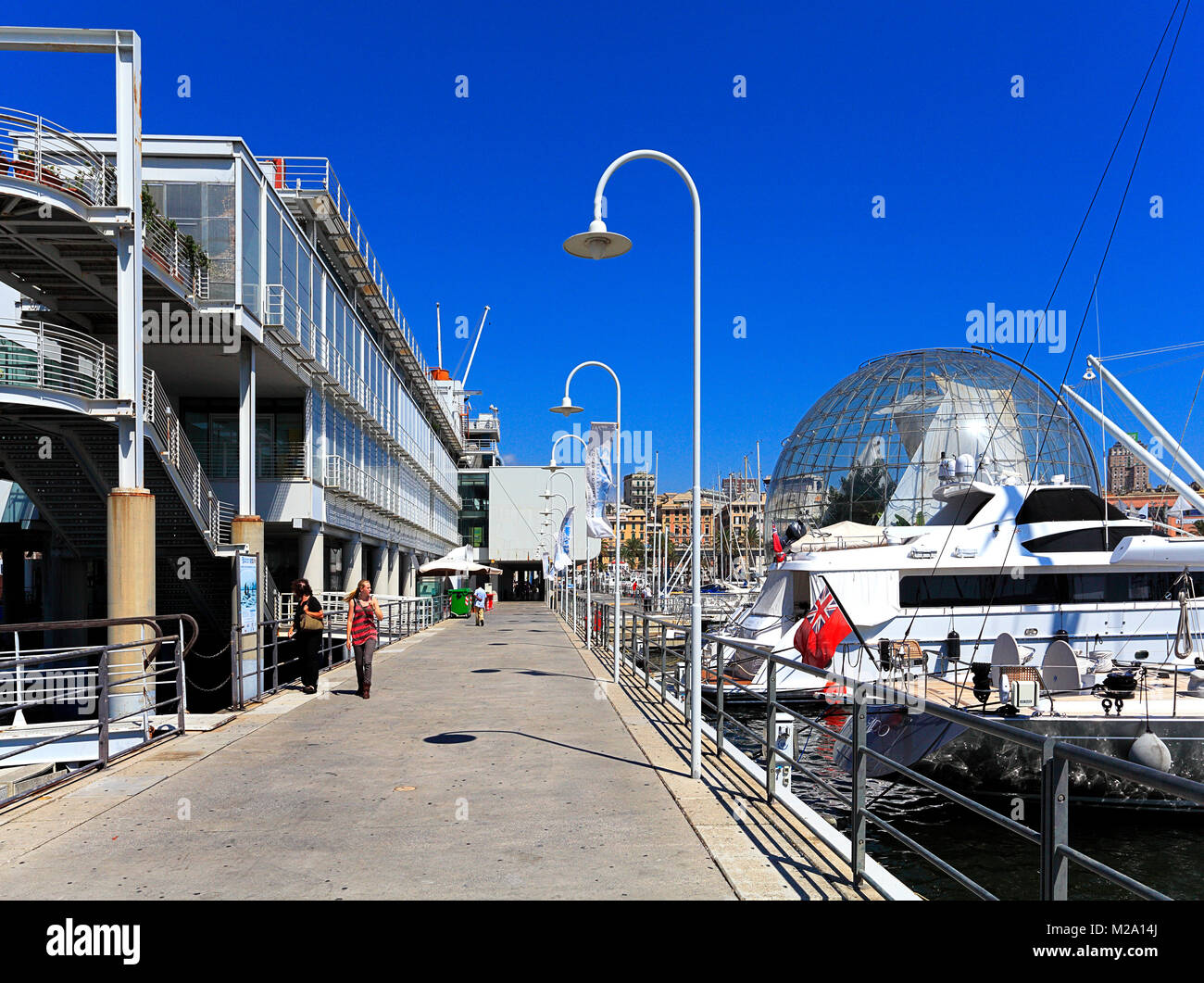 Genova, Liguria / Italia - 2012/07/06: vista panoramica sul porto e la città di Genova e Acquario di Genova di un complesso di intrattenimenti - ascensore panoramico e vetro Foto Stock