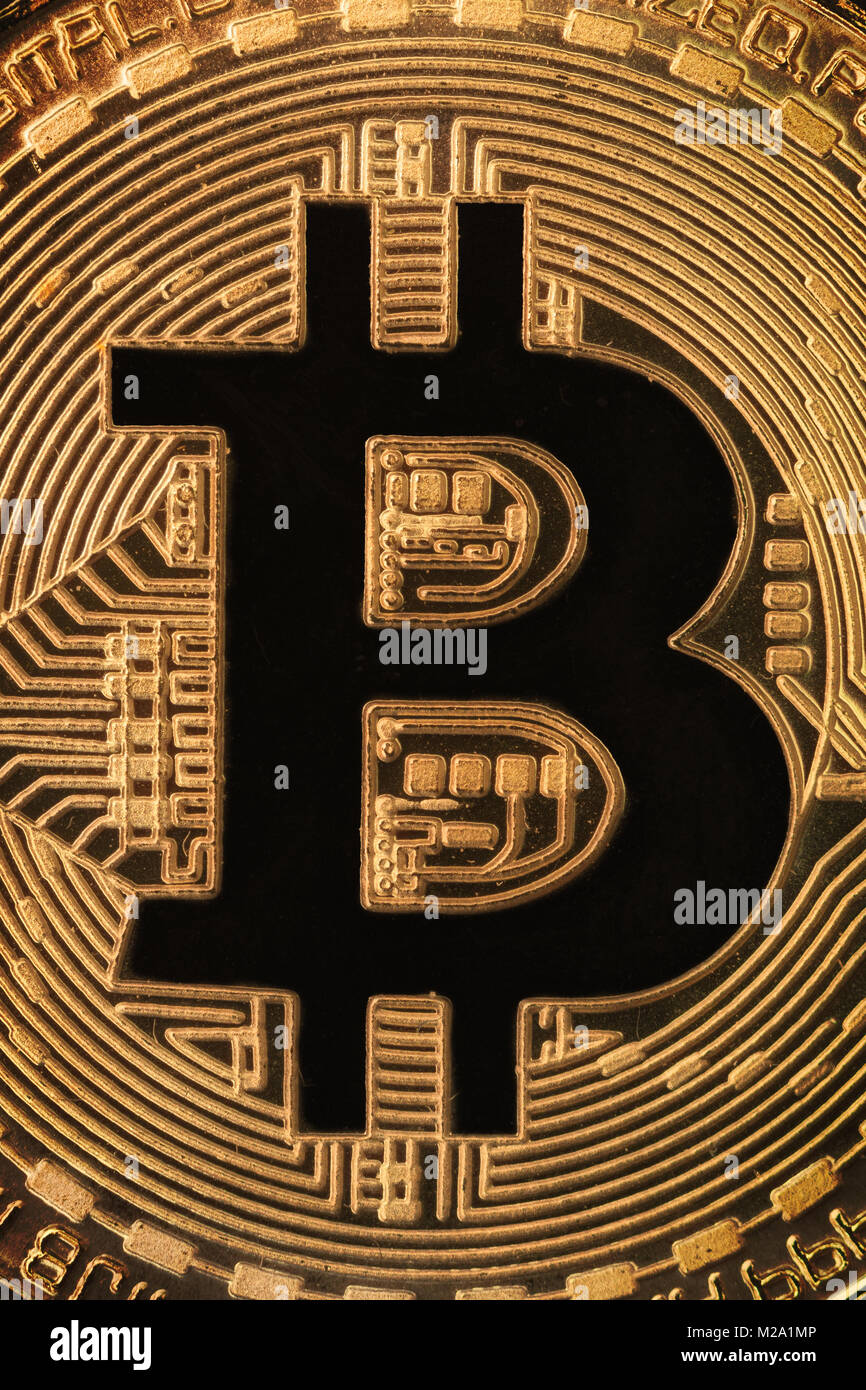 Close up vista macro di un simbolo bitcoin rappresentazione dorata Foto Stock