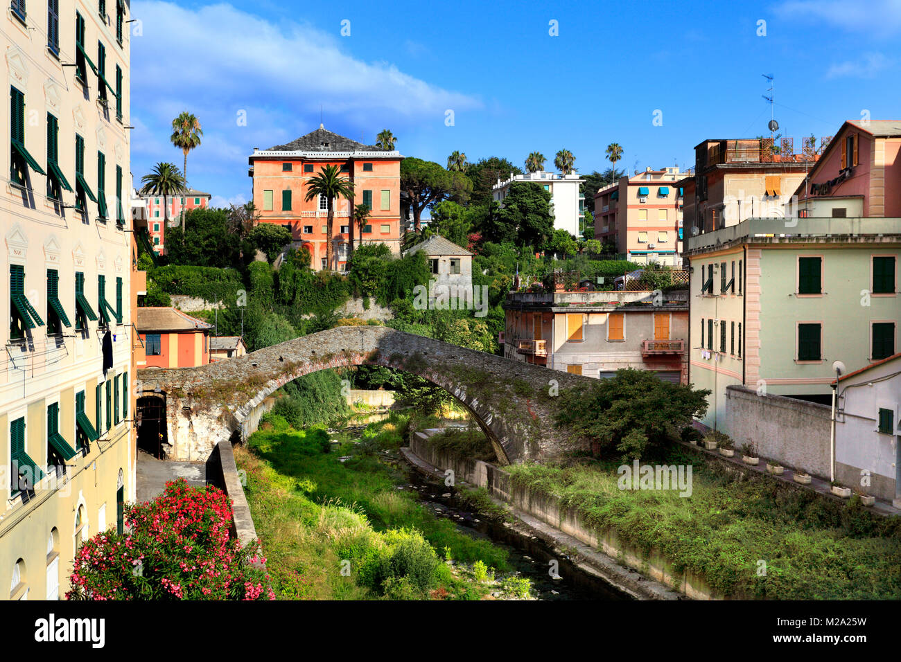 Genova, Liguria Shore / Italia - 2012/07/06: Nervi riva di Genova - Passeggiata Anita Garibaldi passaggio panoramico di Nervi Foto Stock