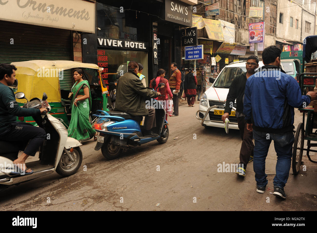 Una strada trafficata scena in Paharganj, India Foto Stock