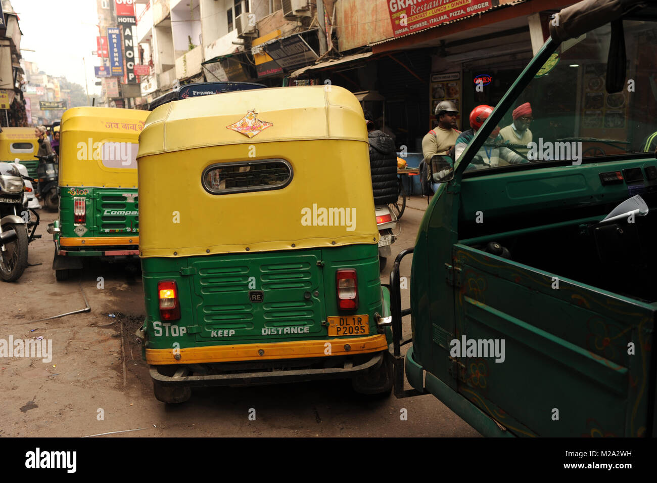 Una strada trafficata scena in Paharganj, India Foto Stock