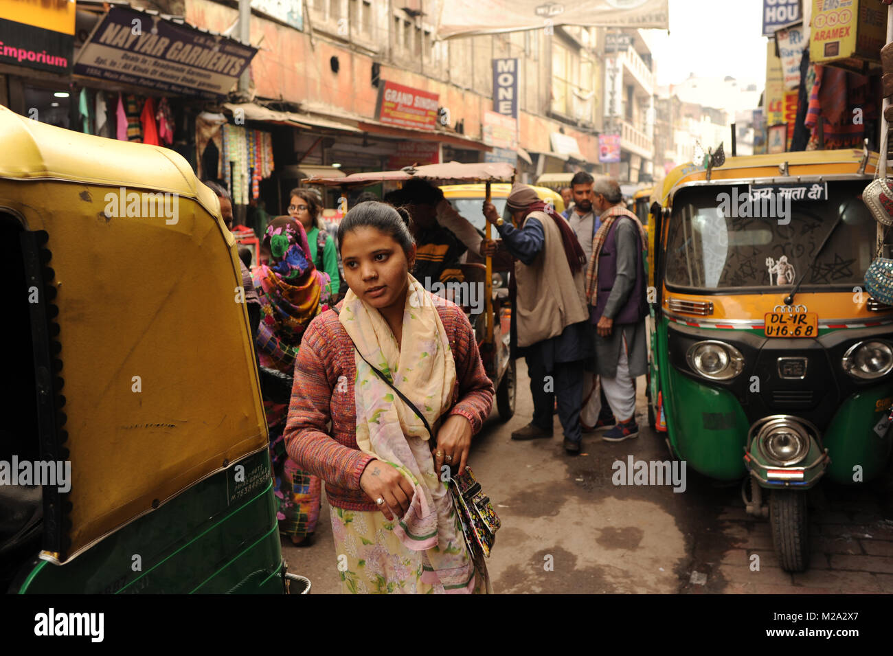 Una strada trafficata scena in Paharganj, India Foto Stock