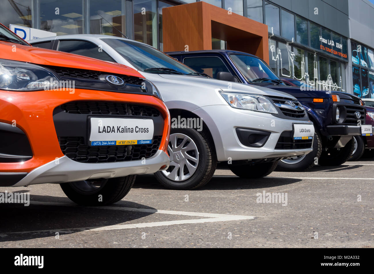 Voronezh, Russia - 20 Giugno 2016: nuova Lada veicoli di diversi modelli sono nella parte anteriore dello showroom SCS Lada Voronezh Foto Stock