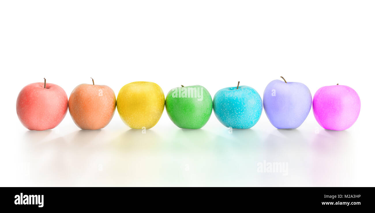 Fila di diverso colore arcobaleno di mele con la riflessione. Isolato su bianco, percorso di clipping incluso. Creatività, diversità, arti e concetto di fantasia Foto Stock
